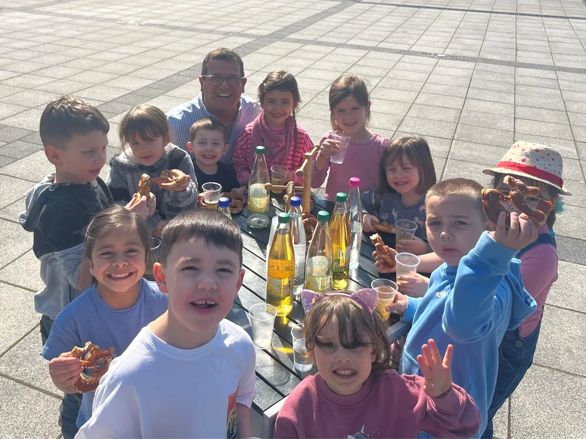 Die Kinder der KiTa Bahnhofstrasse nach der erfolgreichen Sammelaktion