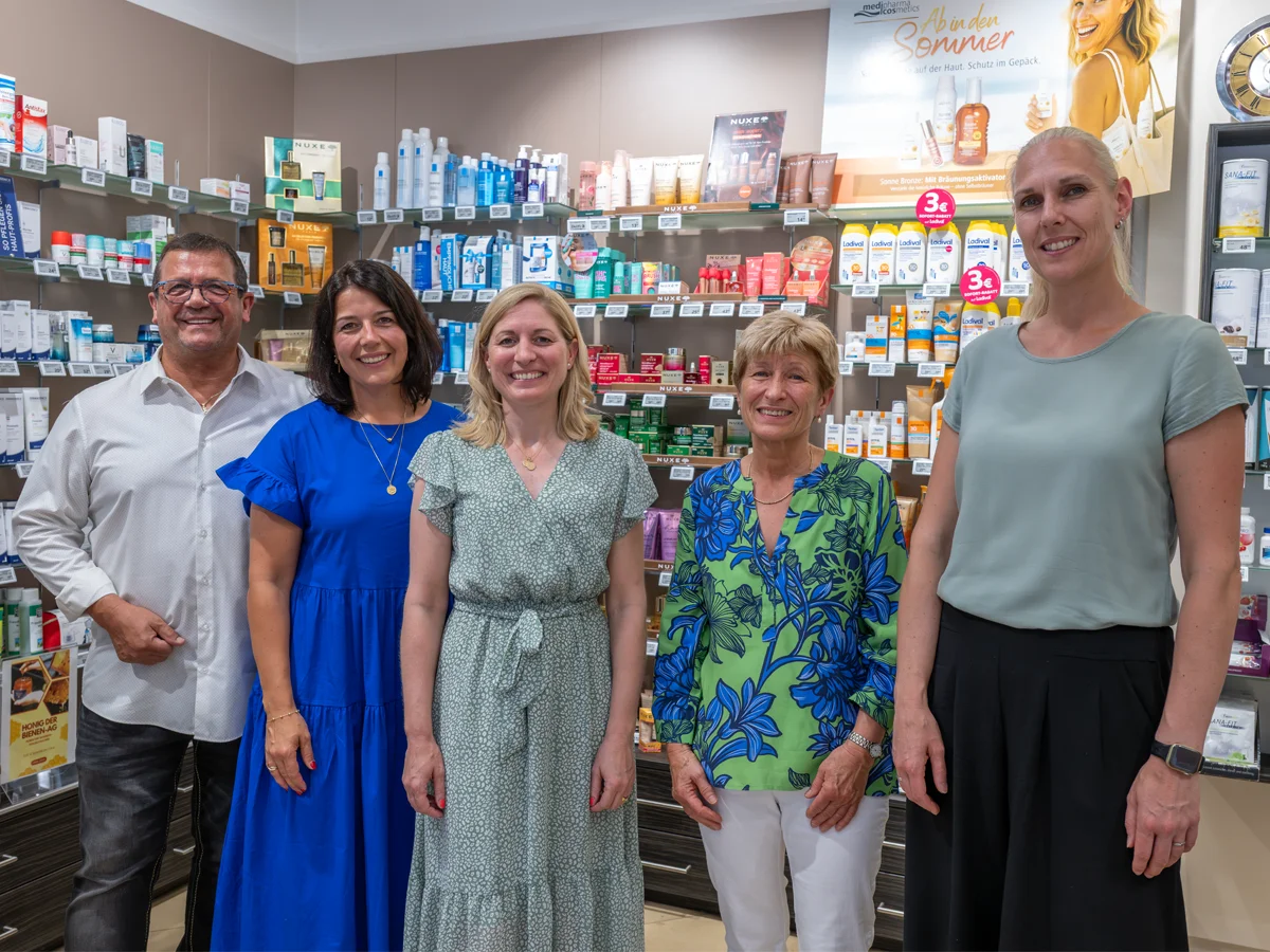 Die Rohrbacher Ortsvorsteher gratulierten der Team der Johannis-Apotheke zum 100jährigen Bestehen