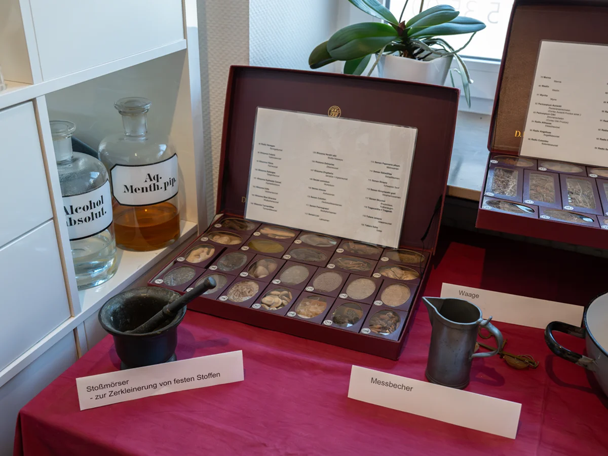 Einblicke in das "Kleine Apotheken-Museum" der Johannis-Apotheke mit historischen Exponaten aus 100 Jahren
