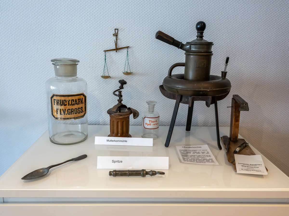 Einblicke in das "Kleine Apotheken-Museum" der Johannis-Apotheke mit historischen Exponaten aus 100 Jahren