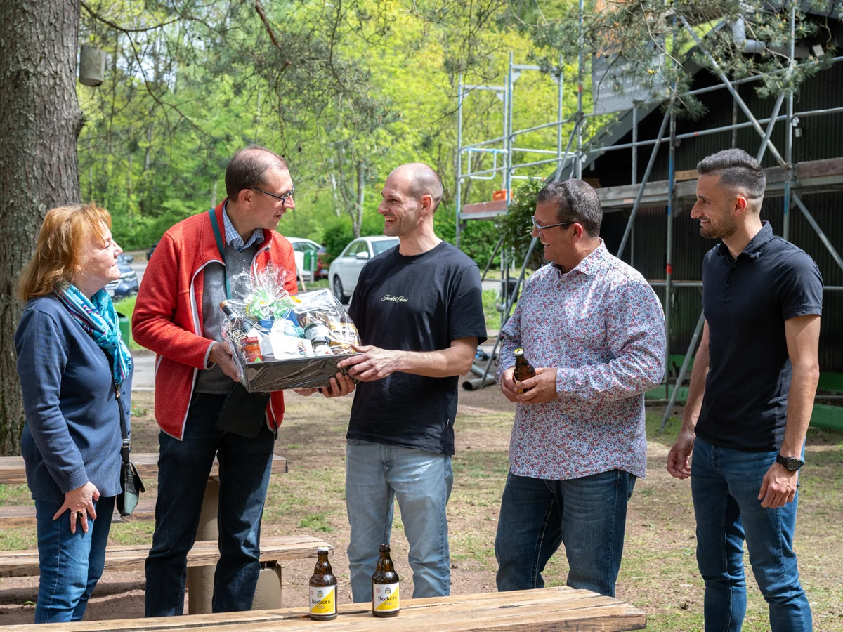 Zur Begrüßung übergab Oberbürgermeister Dr. Ulli Meyer dem neuen Pächter der Rohrbacher Fischerhütte, Matthias Klimars, einen Präsentkorb
