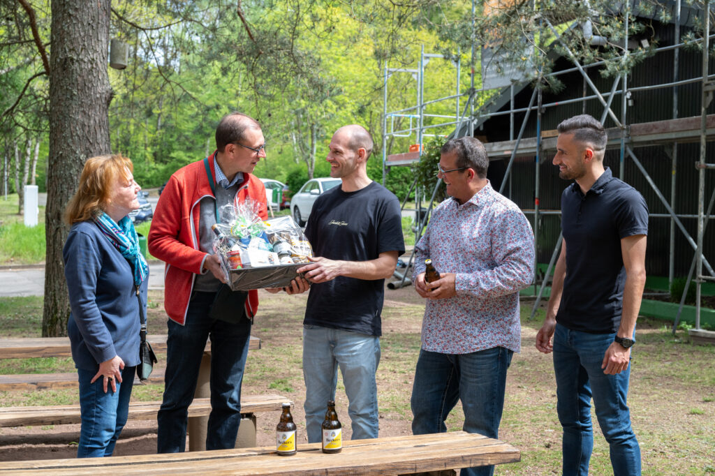OB Ulli Meyer überreichte dem neuen Pächter der Fischerhütte, Matthias Klimars, zur Begrüßung einen Präsentkorb